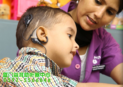 人工耳蜗佩戴图-厦门助听器-益耳助听器中心